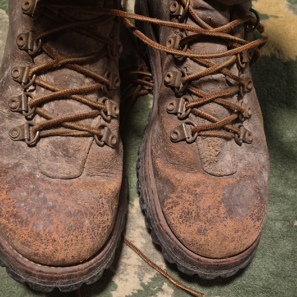 Rugged Men's Tan Leather Boots - Picture 10 of 12